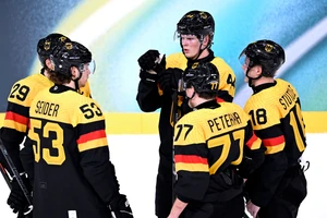 Tim Stuetzle mit Moritz Seider, JJ Peterka und Kapitän Leon Draisaitl im Vorrundenspiel zwischen Deutschland und Dänemark