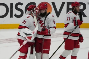 Die Carolina Hurricanes haben sich die Serienführung gegen die Montreal Canadiens geholt..