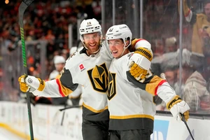 Mitch Marner (r.) erzielte mit drei Toren in Folge einen "Natural Hattrick".
